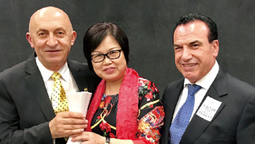 悉尼市長、議員為智能語音臺燈“代言”